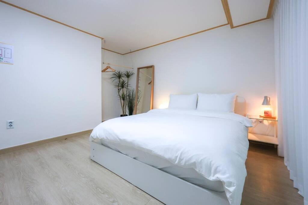 Modern And Comfy House/ Hongik St. Exit 2 10min Seoul