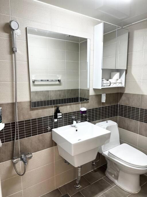 Holiday home Modern And Comfy House/ Hongik St. Exit 2 10min Seoul