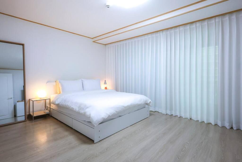 Holiday home Modern And Comfy House/ Hongik St. Exit 2 10min Seoul
