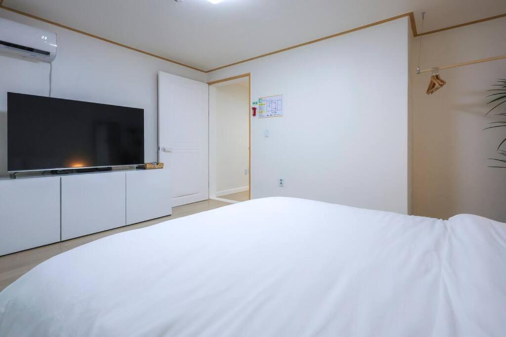 Modern And Comfy House/ Hongik St. Exit 2 10min Holiday home *
