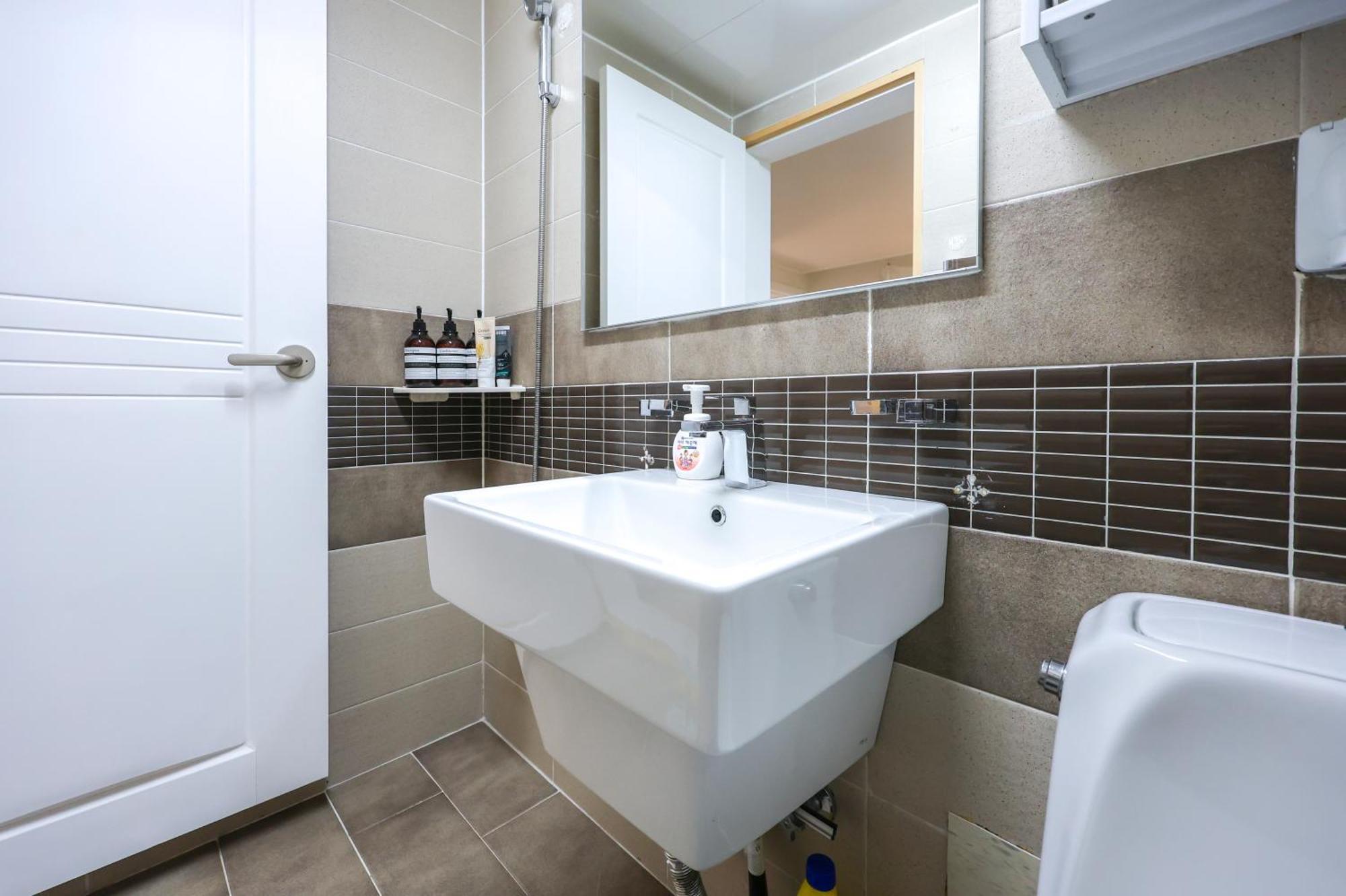 Modern And Comfy House/ Hongik St. Exit 2 10min *